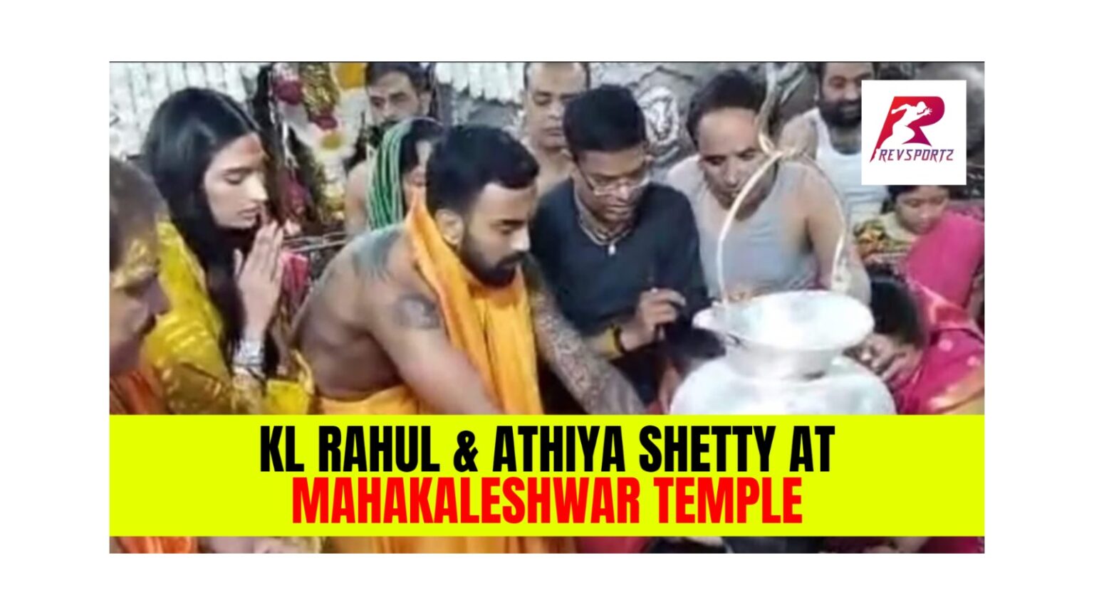 Kl Rahul was spotted worshipping at the Mahakaleshwar Temple along with his wife Athiya Shetty