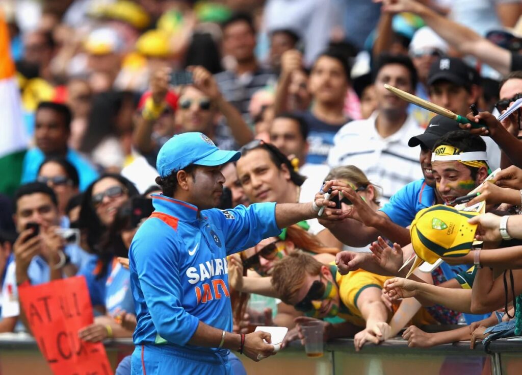 When Sachin signed autographs for kids without bothering hot weather at MCG | SachinAt50
