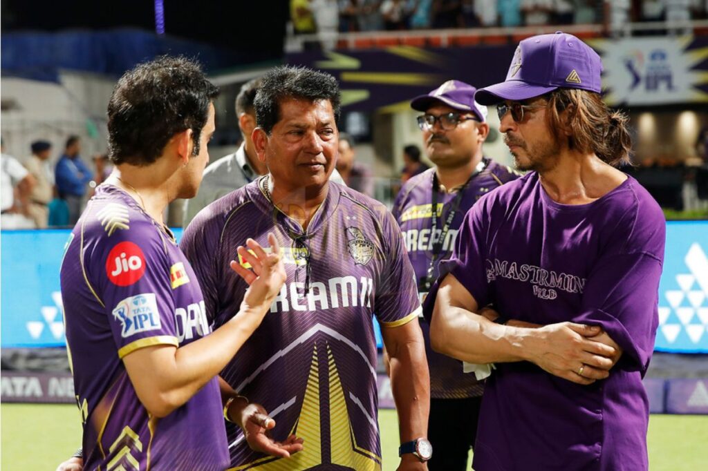 Shah Rukh Khan with Gautam Gambhir and KKR staffs
