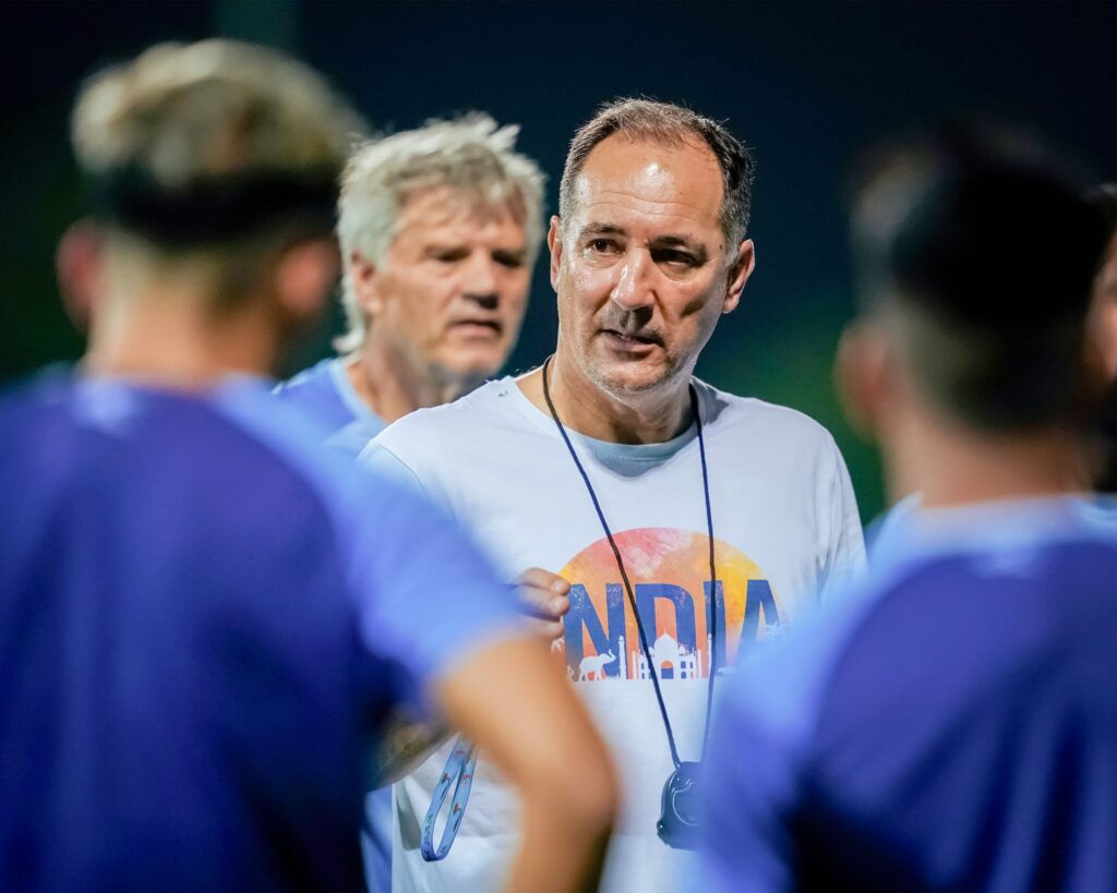 Igor Stimac with his players in training session