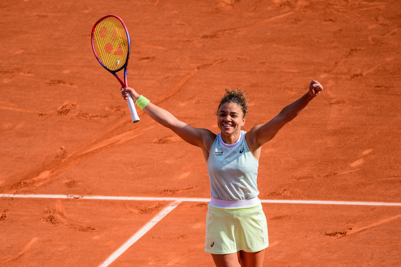 Jasmine Paolini routs Mirra Andreeva for a final date with Iga Swiatek Jasmine Paolini into the French Open 2024 Final