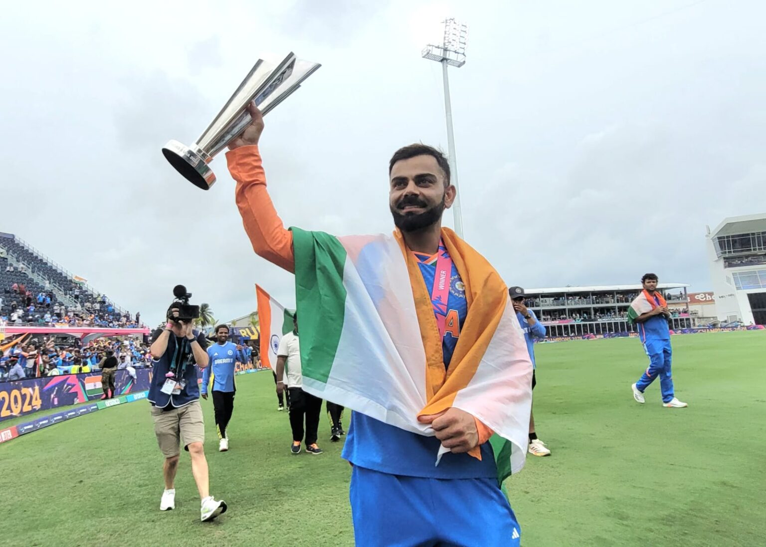 Virat Kohli with the ICC T20 WC Trophy