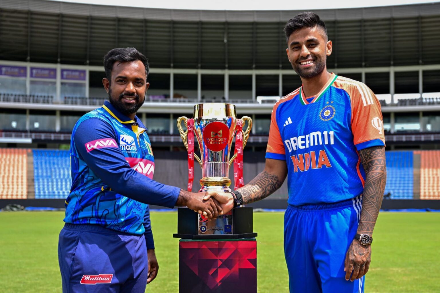 First day first show for Gambhir and SKY, as Dravid sends special message Charith Asalanka, Sri Lanka skipper and Suryakumar Yadav, India skipper with the trophy