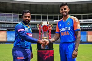 Charith Asalanka, Sri Lanka skipper and Suryakumar Yadav, India skipper with the trophy