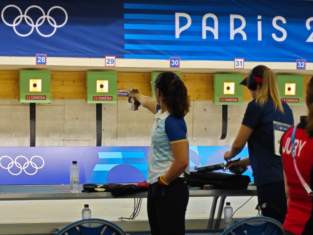 Manu comes out blazing, makes 10m air pistol final