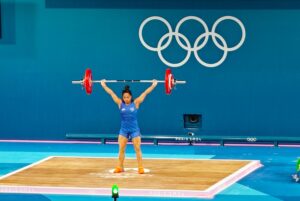 Mirabai Chanu lifting up the weight