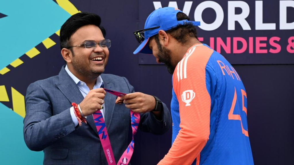 Jay Shah presenting medal to Rohit Sharma 