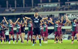 Vishal Kaith with all the players applauding the Mohun Bagan fans