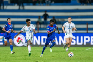 Siva Sakthi N. of Bengaluru FC and Liston Colaco of Mohun Bagan Super Giant   