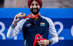 Harvinder Singh with his Gold Medal at the Paris Paralympics 2024