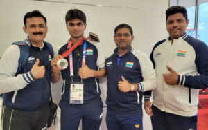 Suhas Yathiraj with Gaurav Khanna with the medal in Paris