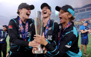 Lea Tahuhu, Sophie Devine, and Suzie Bates with the World Cup