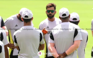 Virat Kohli giving peptalk to team at the Gabba