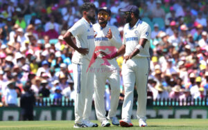 Virat Kohli having a chat with Siraj and Bumrah at the SCG