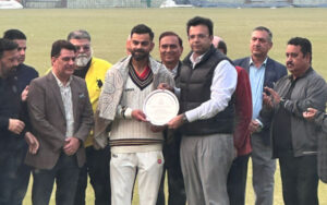 Virat Kohli getting felicitated by the DDCA