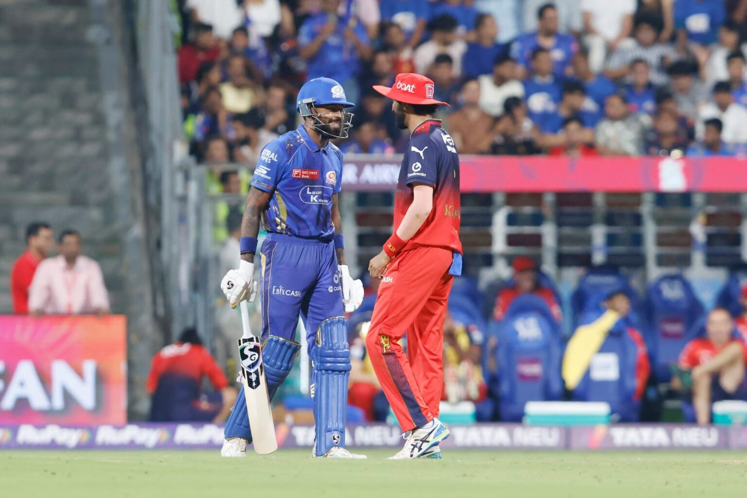 Hardik and Krunal Pandya during MI vs RCB, IPL 2025