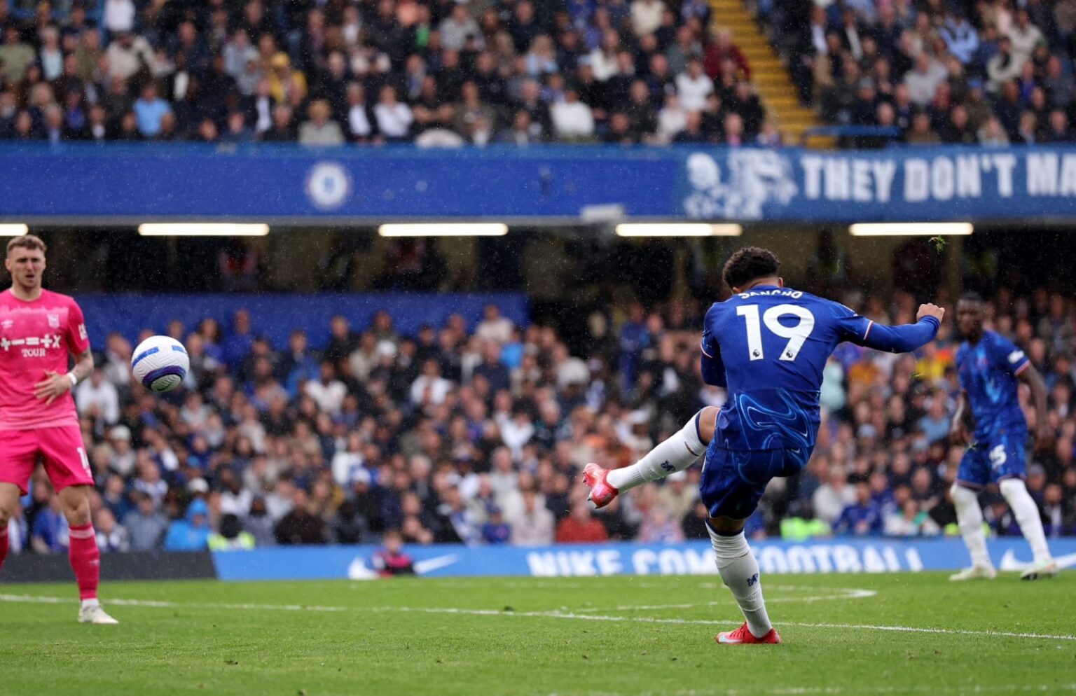 “We can’t be dropping points, especially at home” – Jadon Sancho after netting a stunning equaliser vs Ipswich Town Jadon Sancho vs Ipswich Town