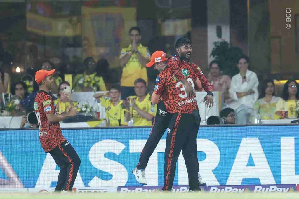 CSK vs SRH, IPL 2025: Kamindu Mendis Takes a Stunner to Dismiss Dewald Brevis, Video Goes Viral Kamindu Mendis takes a stunner vs CSK, IPL 2025