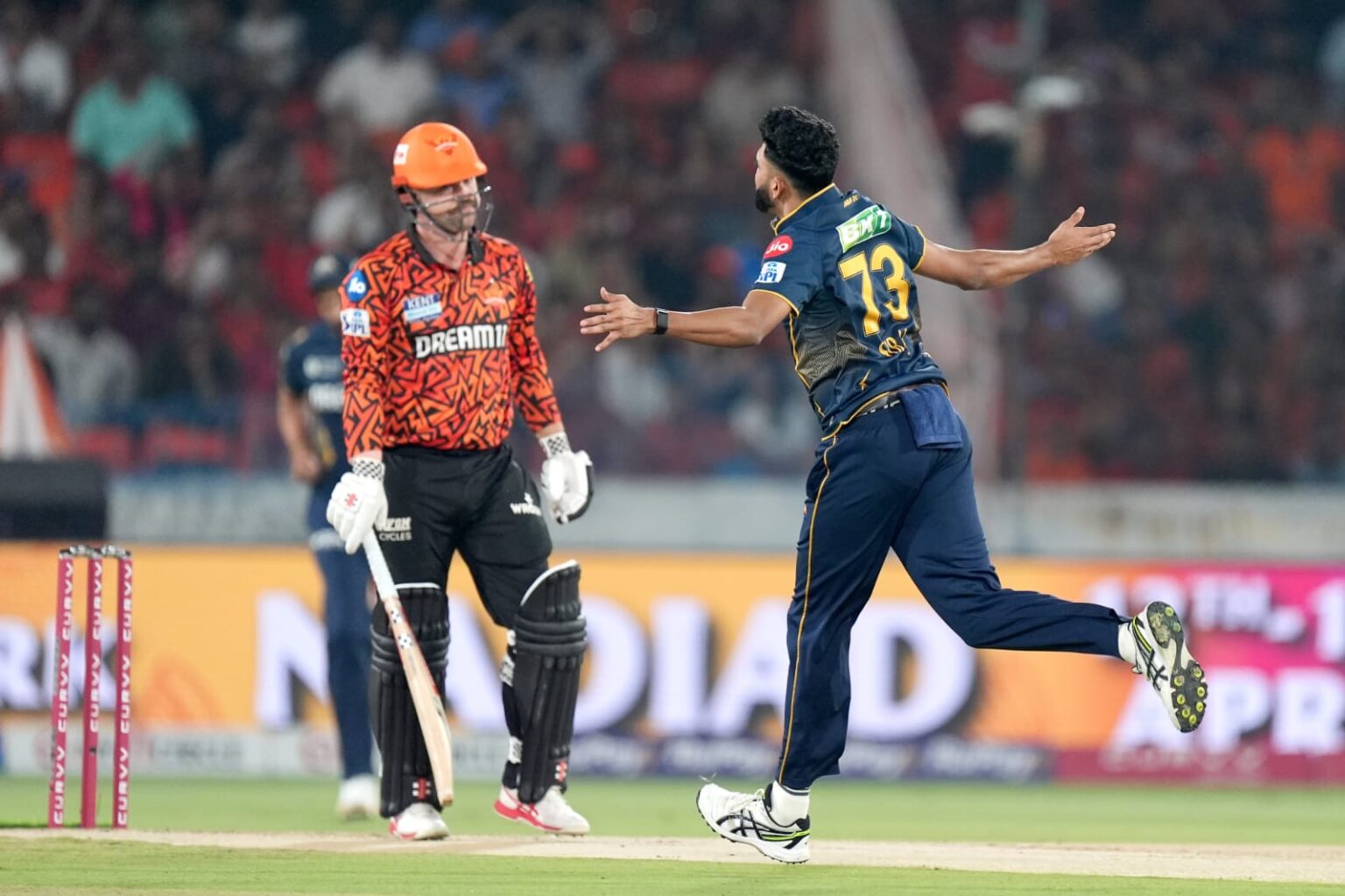 Mohammed Siraj dismissing Travis Head in the SRH vs GT, IPL 2025