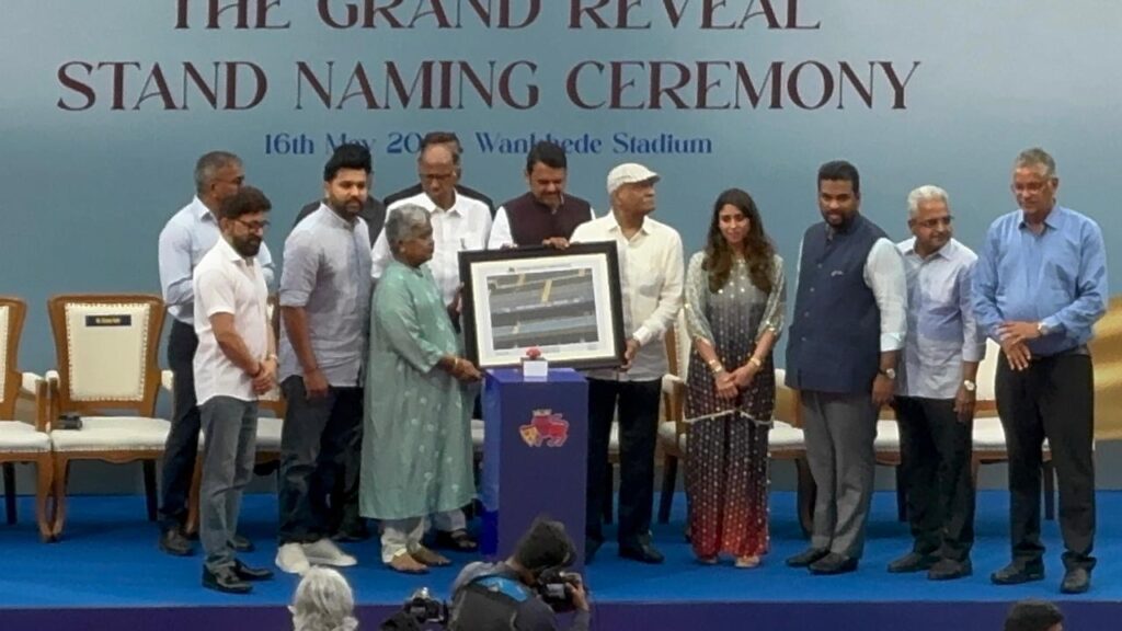 Rohit Sharma and his family being felicitated by Maharashtra CM Devendra Fadnavis and MCA president Ajinkya Naik