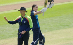 Em Arlott's century for Warwickshire