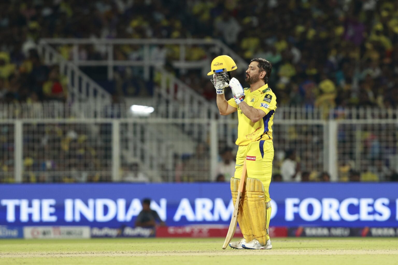 MS Dhoni gives Eden crowd match-winning six to remember, at KKR’s expense MS Dhoni against KKR