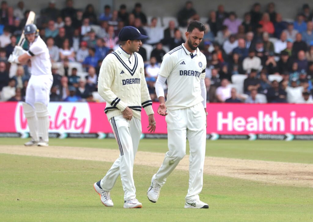 “I thought he didn’t quite have that on-field aura as…” – Nasser Hussain’s Remarks on Shubman Gill’s Captaincy Shubman Gill with Prasidh Krishna