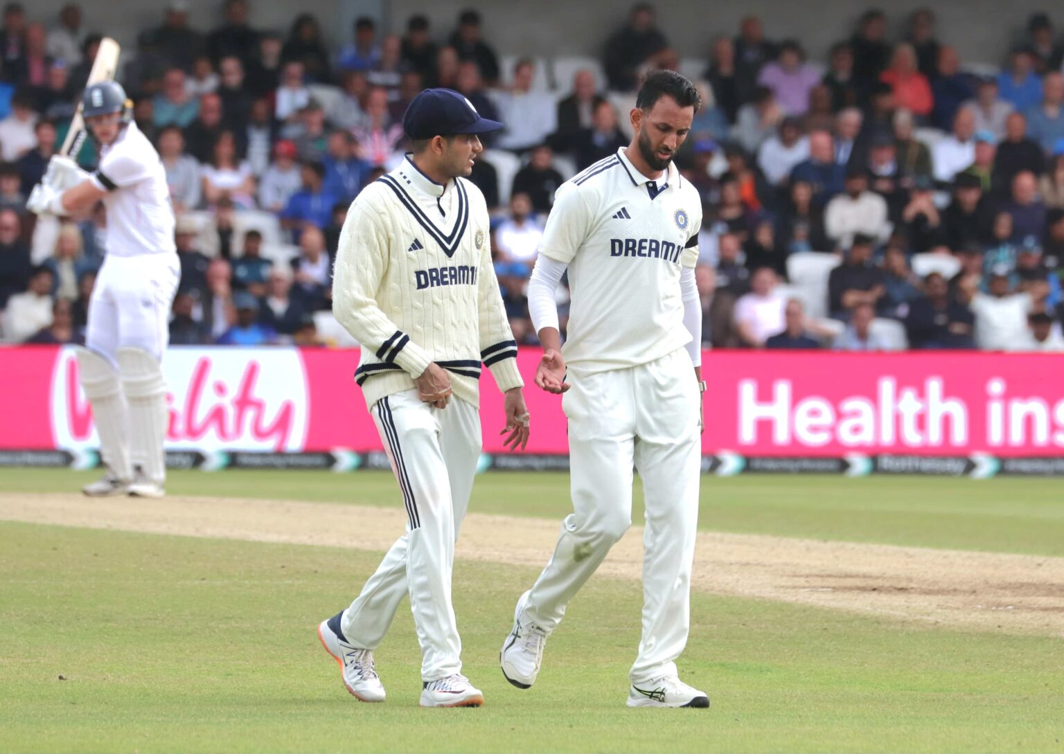 “I thought he didn’t quite have that on-field aura as…” – Nasser Hussain’s Remarks on Shubman Gill’s Captaincy Shubman Gill with Prasidh Krishna