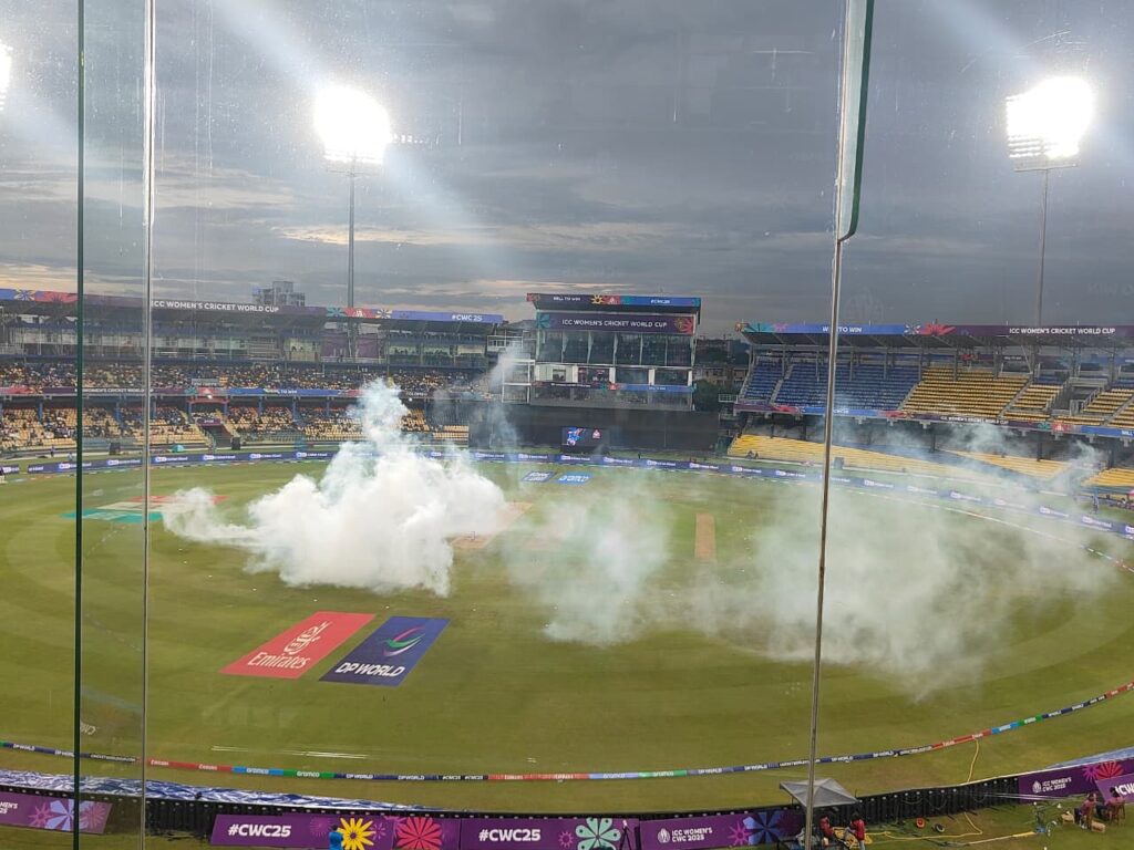 CWC2025: Bugs Halt India-Pakistan Match for 15 Minutes Bug_attack_in_Colombo