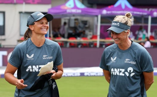 Suzie_Bates_and_Sophie_Devine