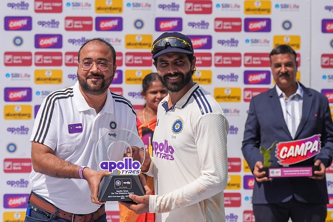 Jadeja_with_the_Player_of_the_Series_award