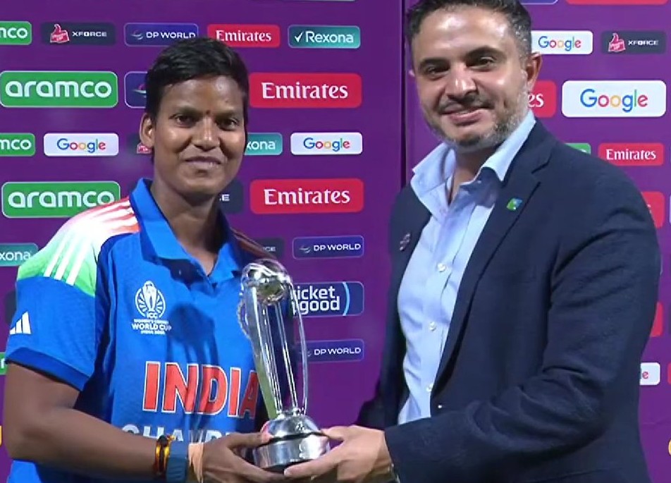 Deepti_Sharma_Won_the_Player_of_the_Tournament_Award