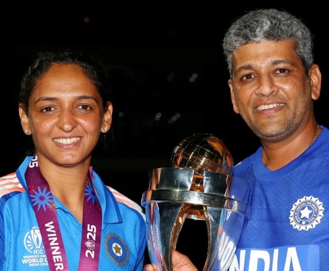 Indian_captain_and_coach_with_the_Trophy