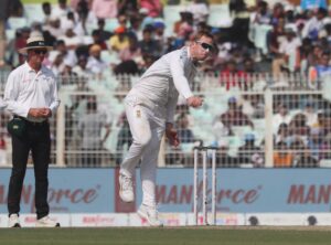 Simon Harmer sustains knock, visits hospital